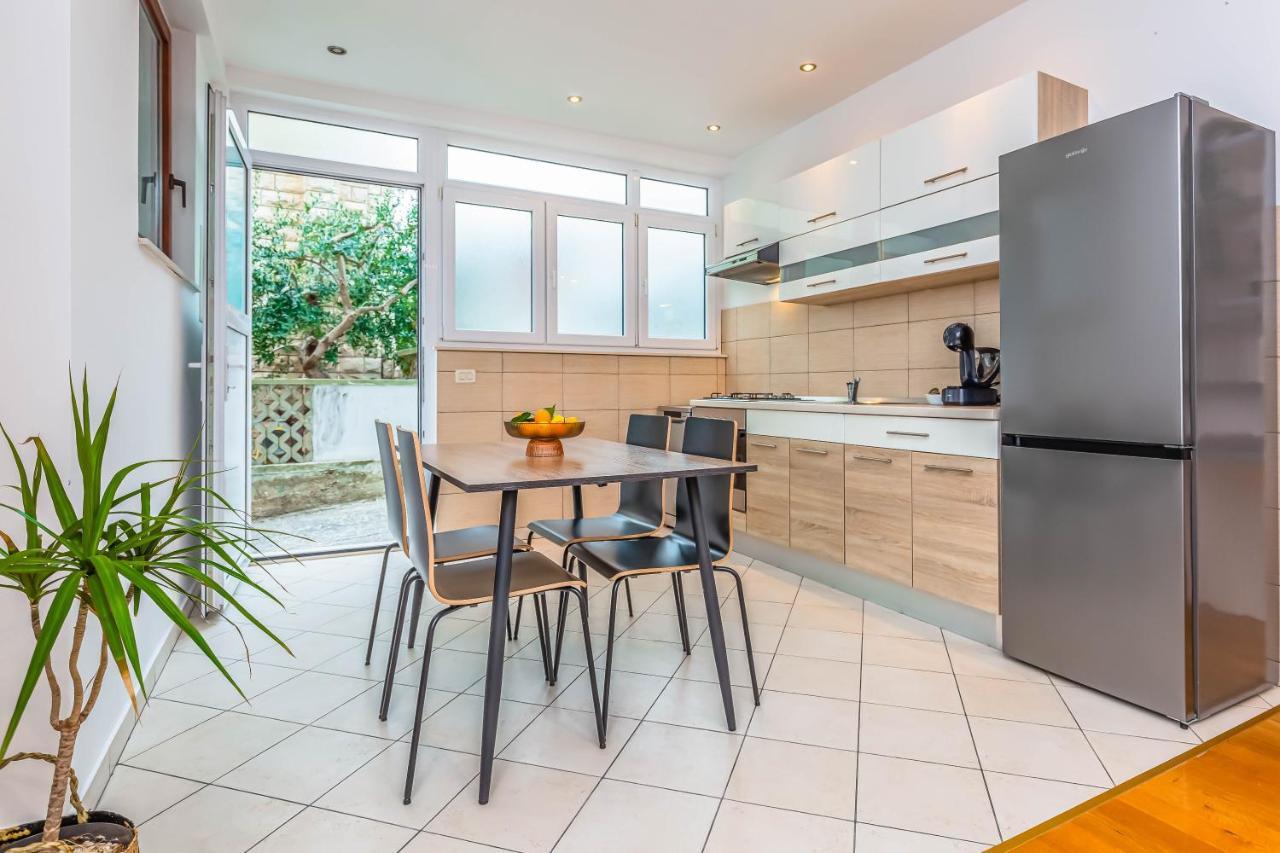 Beachfront Apartment Jesenice  Exterior foto